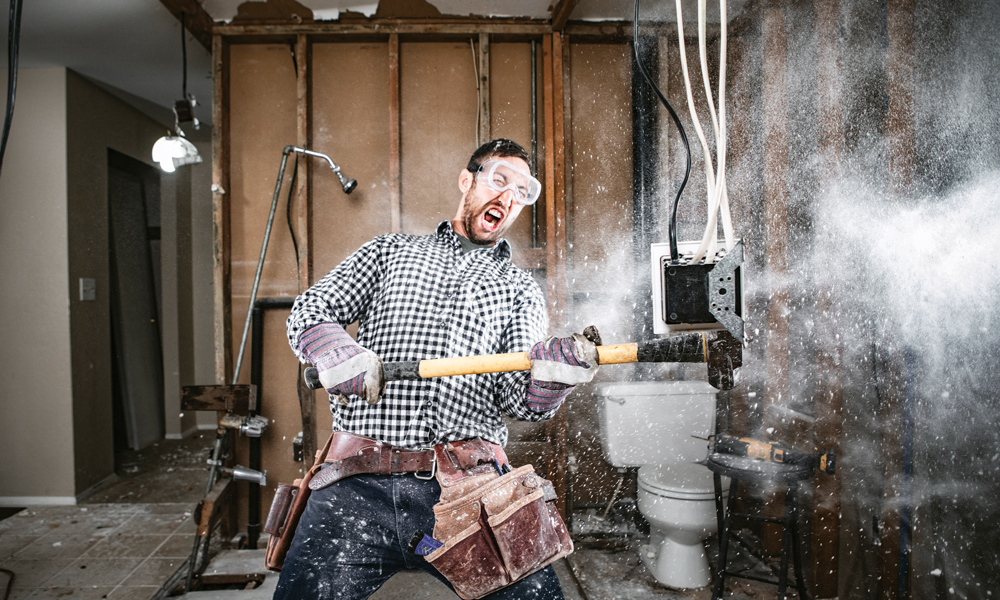 Plombier Expert | Homme énergique en plein travaux de démolition avec une masse