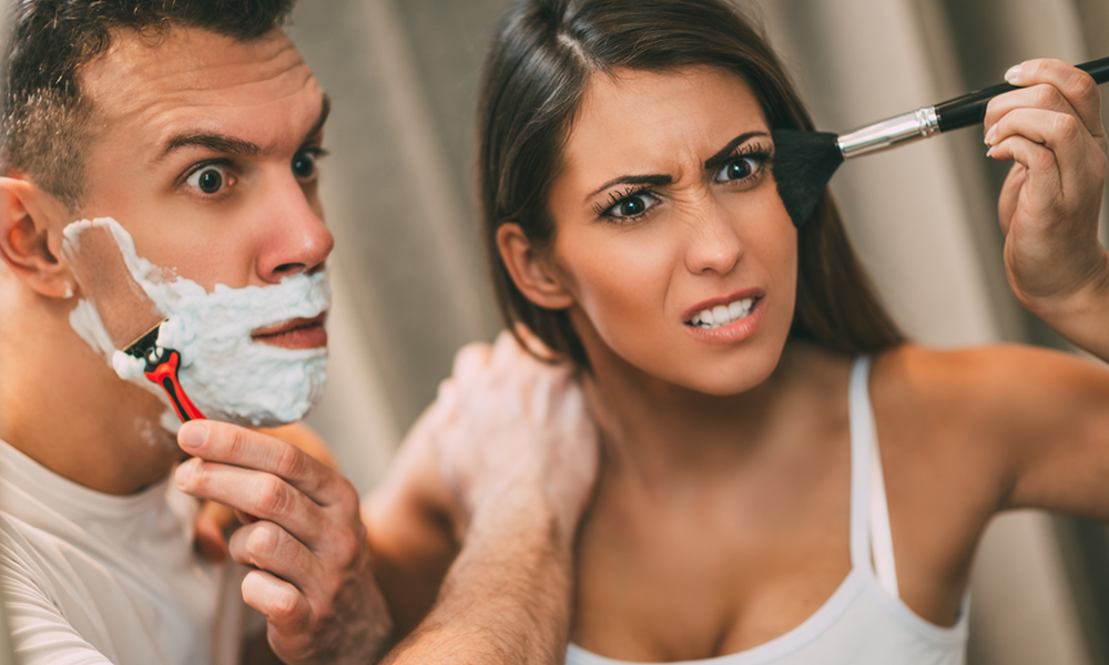 Plombier Expert | Couple se chamaillant dans la salle de bain devant un miroir